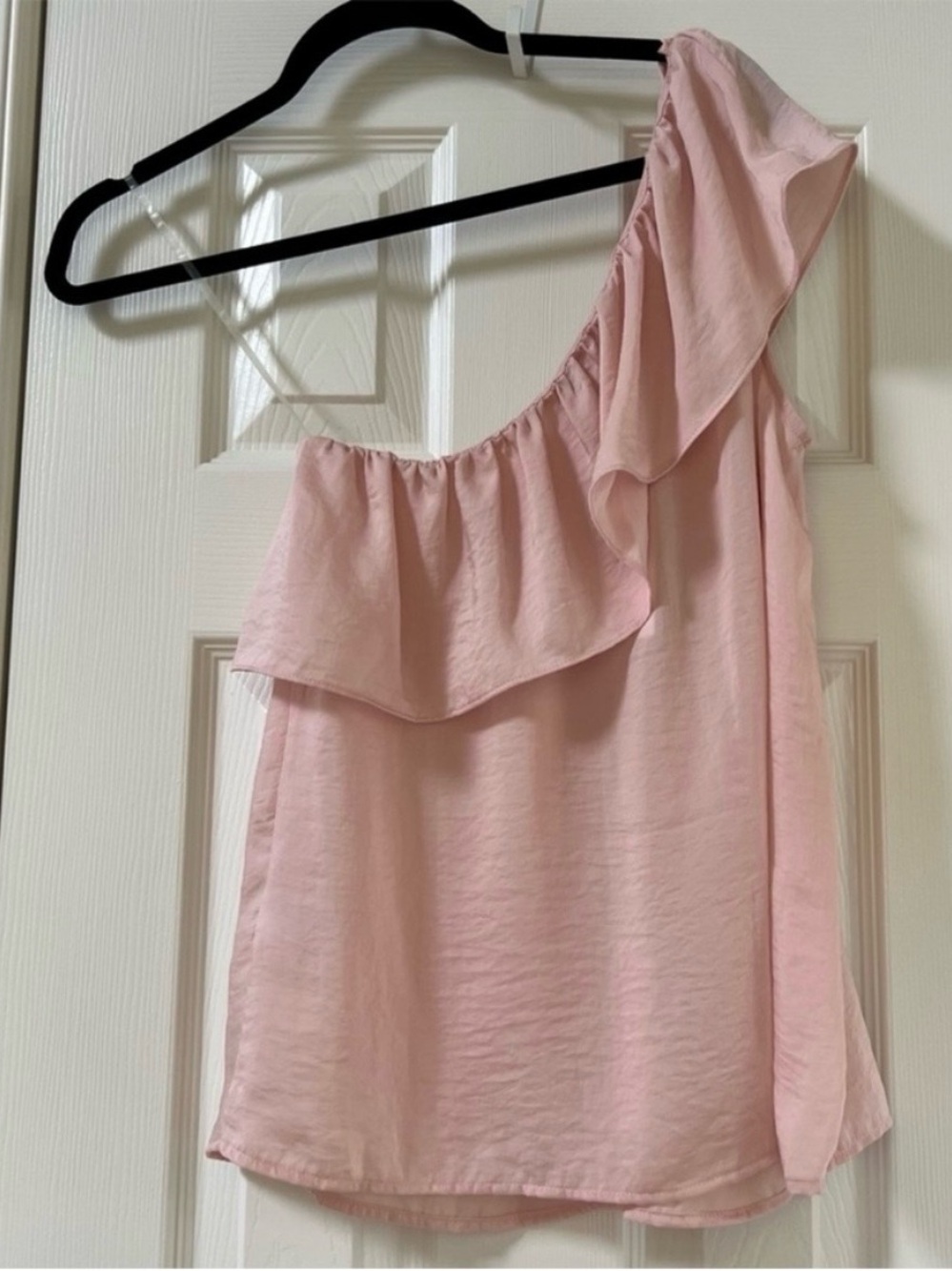 Fourteenth Place Pink Off Shoulder Ruffle Top Woman's
Medium NWT